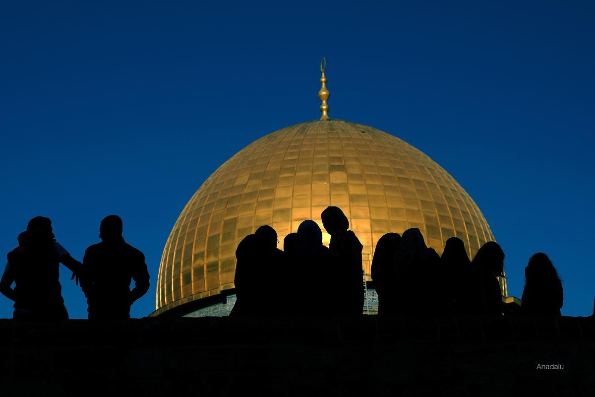 al-aqsa-mosque-close-up-shadow-of-prating-muslims.jpg